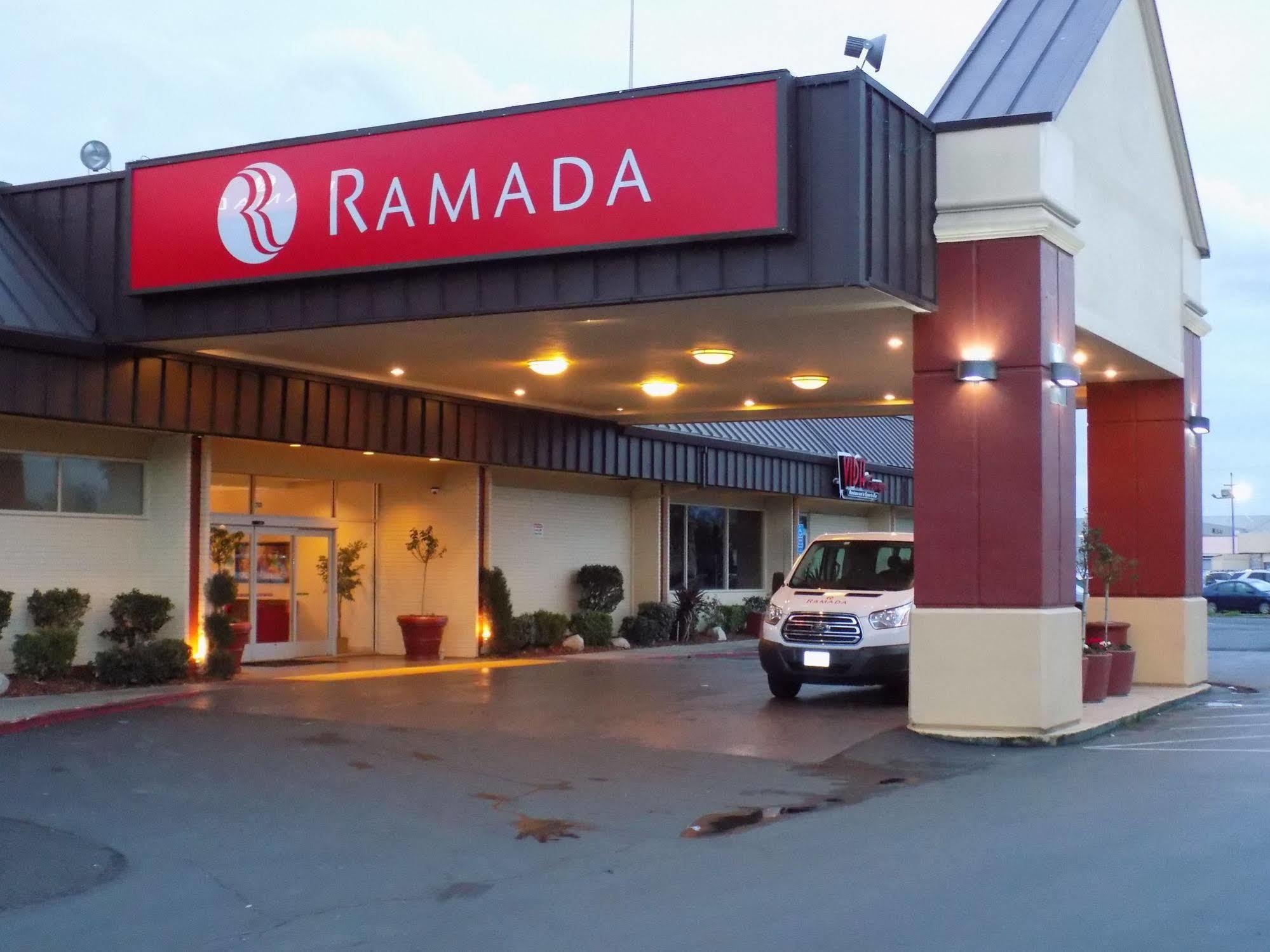 Отель Ramada By Wyndham Сакраменто Экстерьер фото